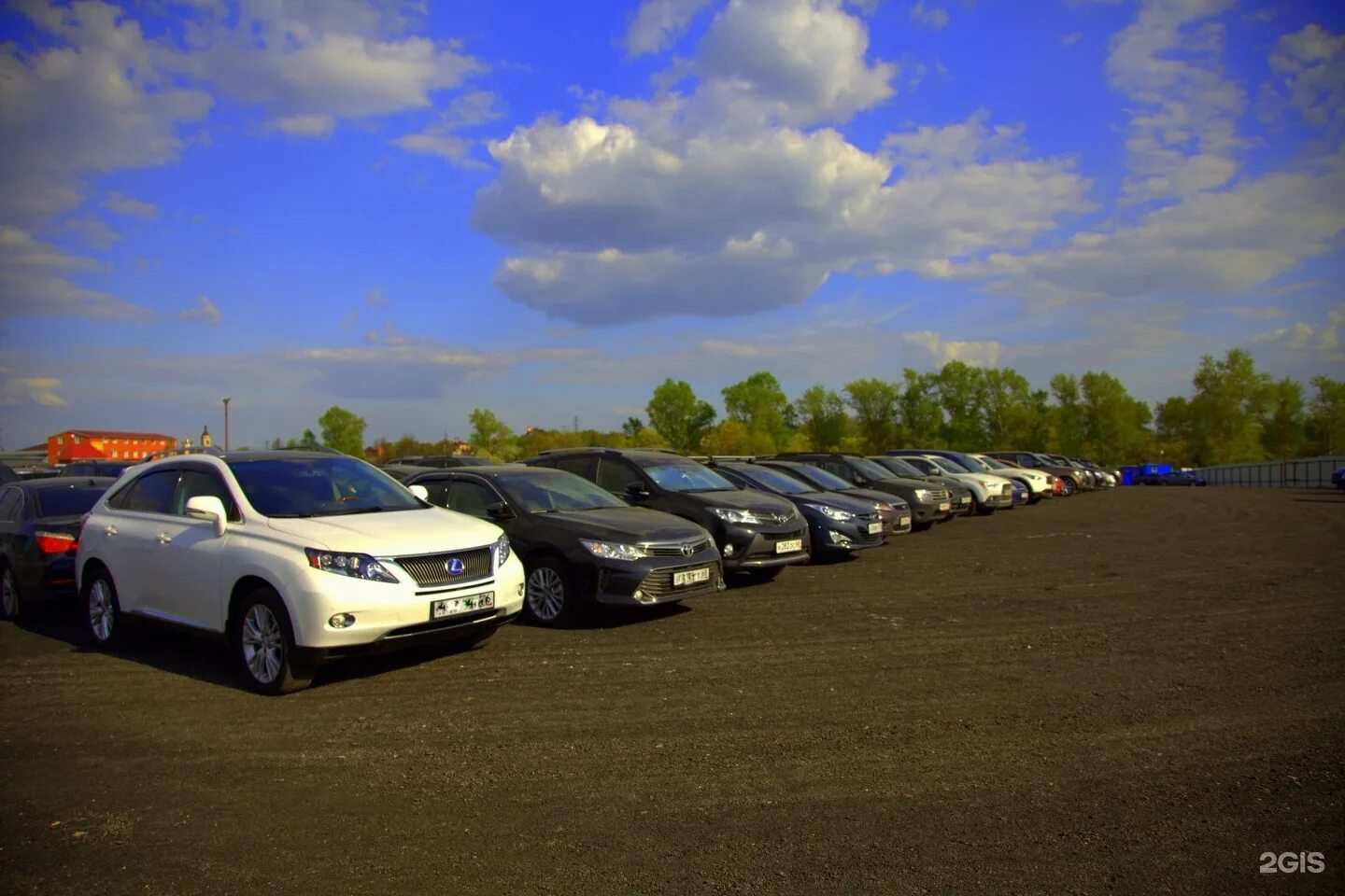 Стоянка машин. Машина на парковке. Парковка для легковых автомобилей. Автопарковка на автомобиле. Арестованных автомобилей с пробегом