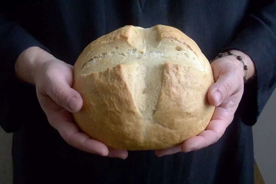 иисус хлеб. хлеб в руках. вечеря хлебопреломление причастие. кето хлеб из льняной муки. отломанный хлеб.