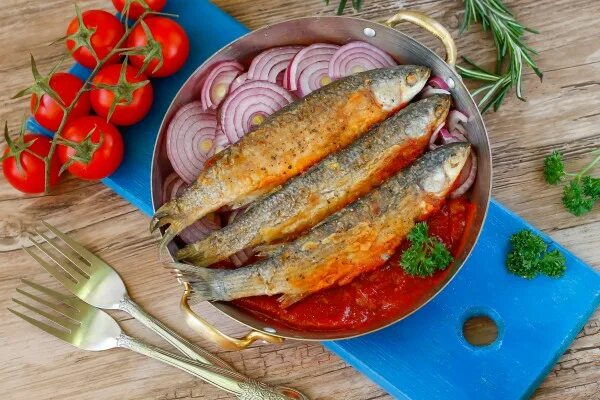 Как вкусно приготовить рыбу кефаль. Кефаль черноморская жареная. лобань жареный. кефаль в томате. кефаль в томатном соусе.