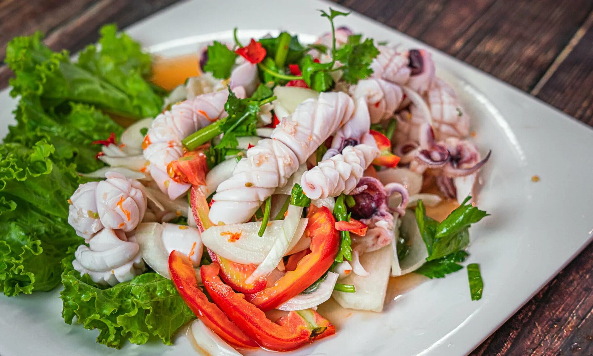 Рецепт кальмаров на праздничный стол. Салат с кальмарами. Салат с кальмарами и креветками. Салат с кальмарами и овощами. Салат с кальмаром ресторан.