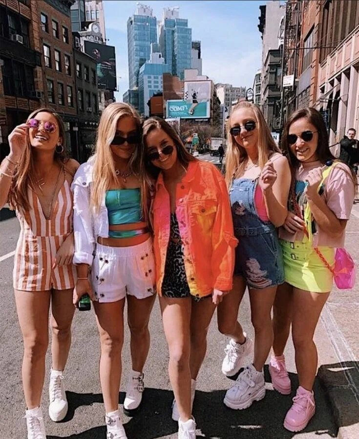 Смарт кежоу стиль. Стритстайл в париже 2024. Who are hipsters. Лето с друзьями. Мода японии харадзюку.