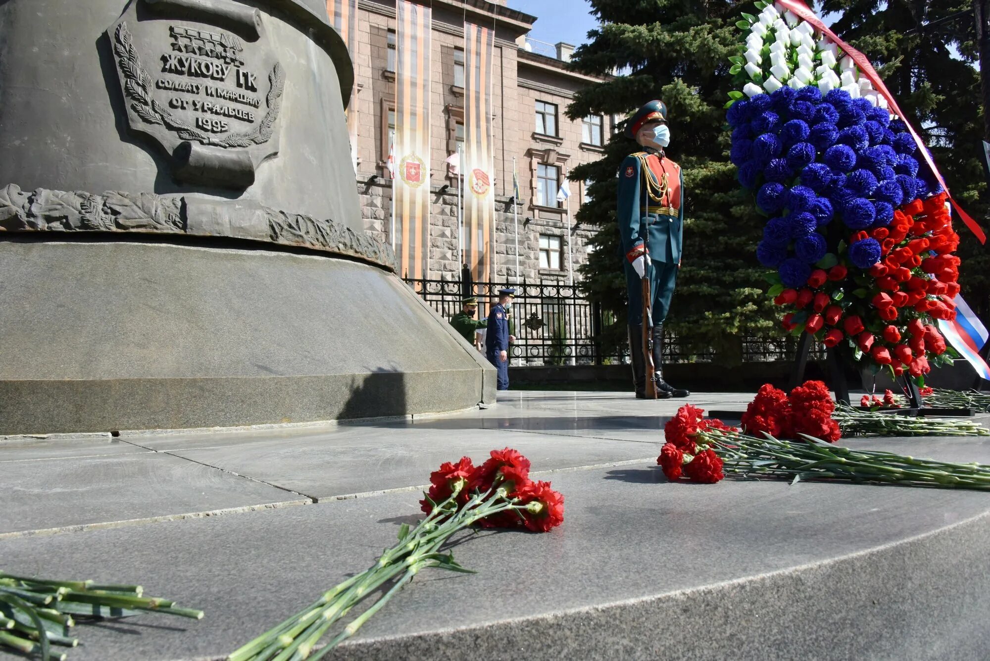 Памятник Жукова Екатеринбург. Памятник Георгию Жукову в Екатеринбурге. Памятник маршалу Жукову в Екатеринбурге. Свердловский 9 мая