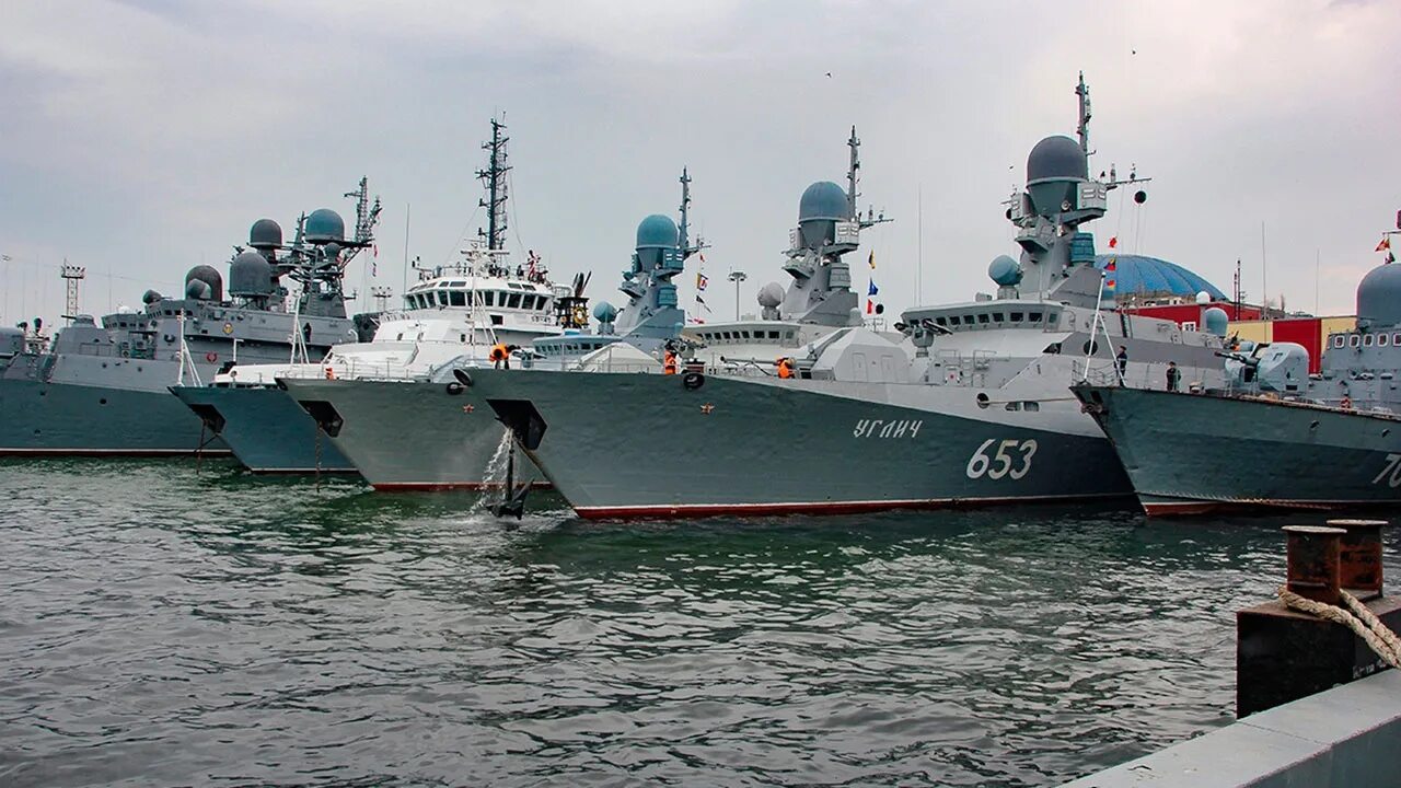 Корабли каспийского моря. Каспийское море судно. Саргассово море кладбище кораблей. Корабль астрахань каспийской флотилии. Судоходство на каспийском море.