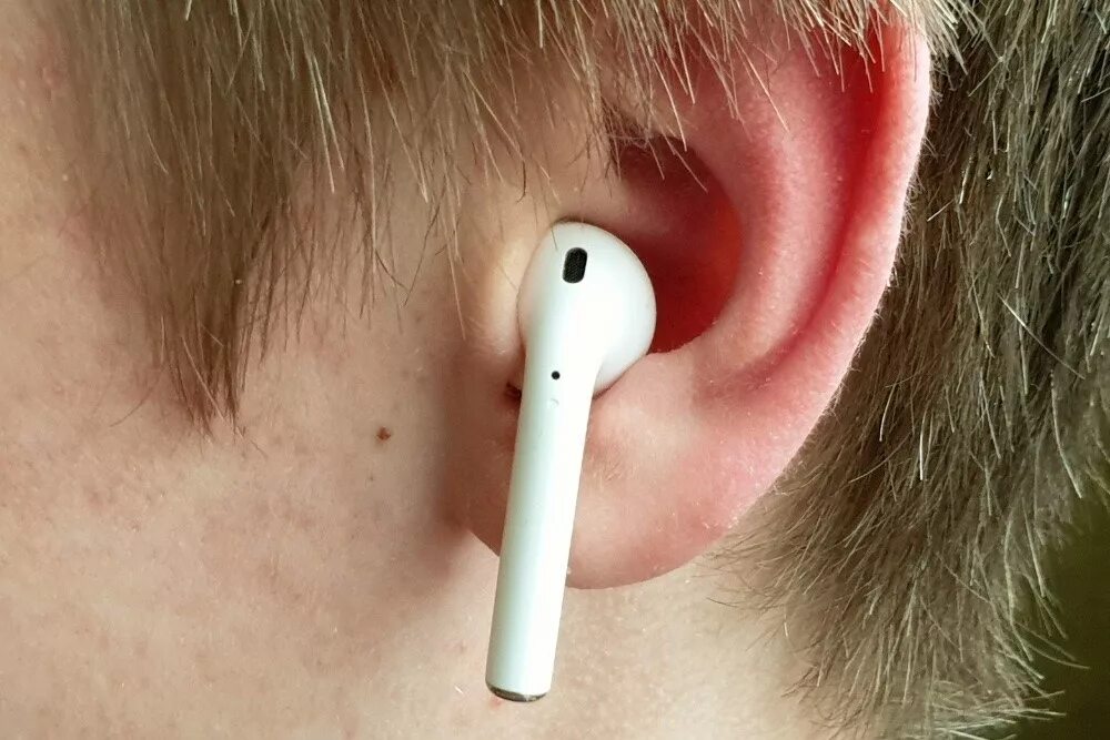 Apple AIRPODS 2.2 В ухе. Apple AIRPODS 2 В ушах. AIRPODS Air 2 в ухе. Наушники эпл аирподс 2 в ушах.