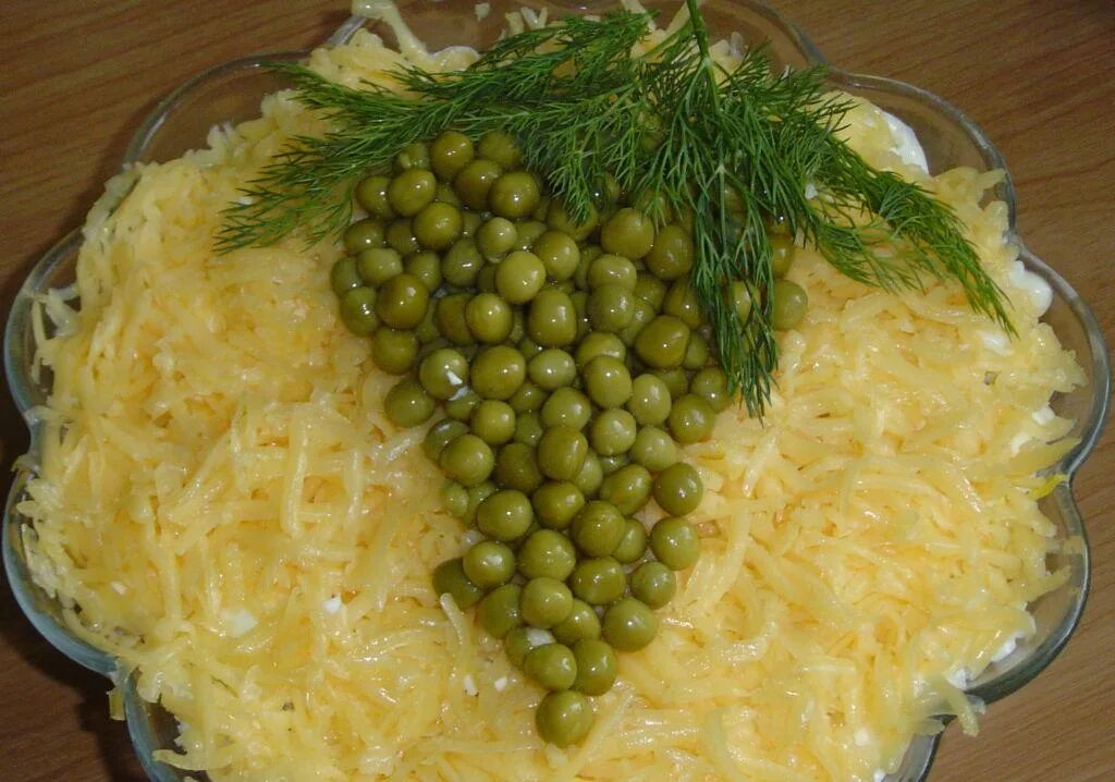 Салаты для праздничного стола. Салат така. Красивые и вкусные салаты на праздничный стол. Салаты разные. Салат с крутонами.
