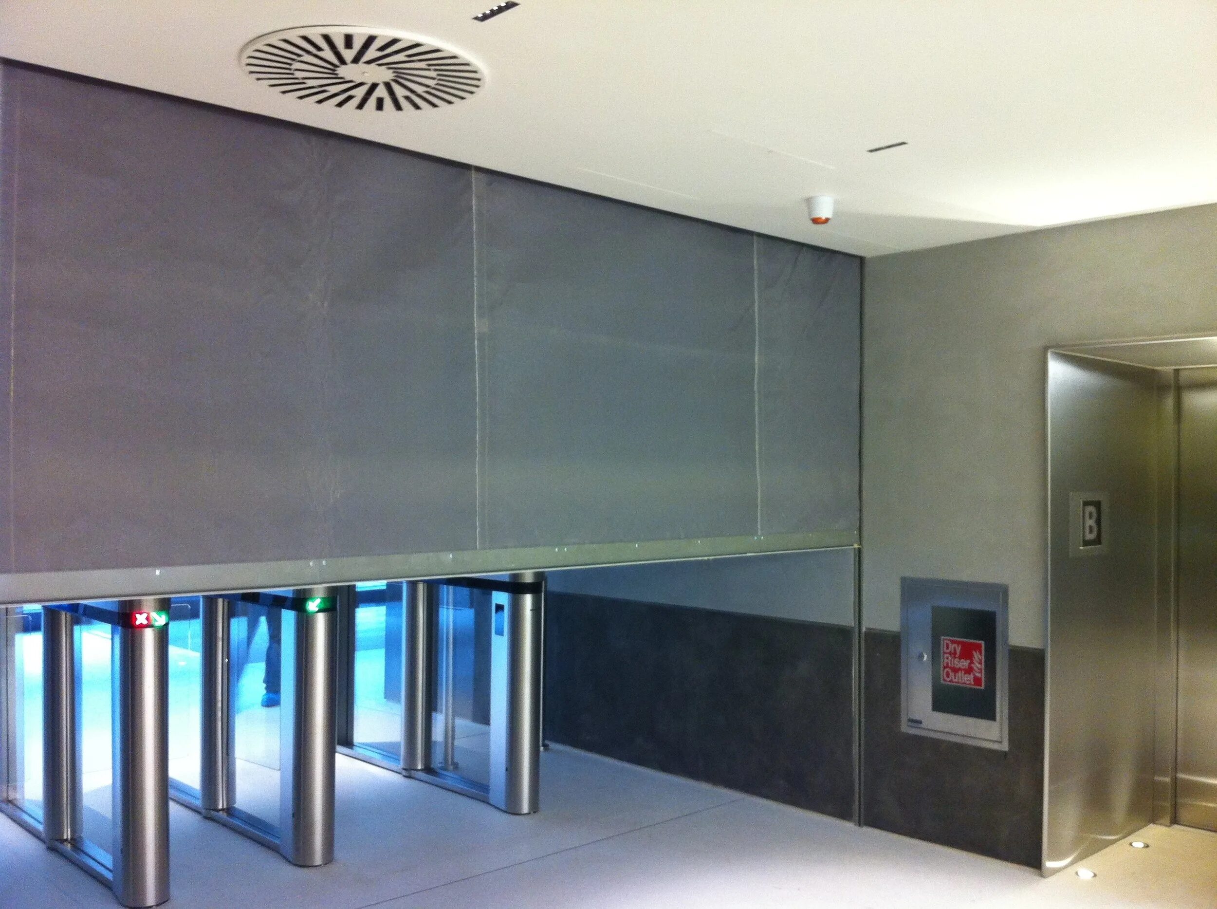 Дверь в жизнь. Противодымные шторы алютех. Открытое окно нараспашку. Тепловая пвх завеса ленточная термоштора прозрачная 100мм. Тепловая пвх завеса ленточная термоштора прозрачная 100мм.