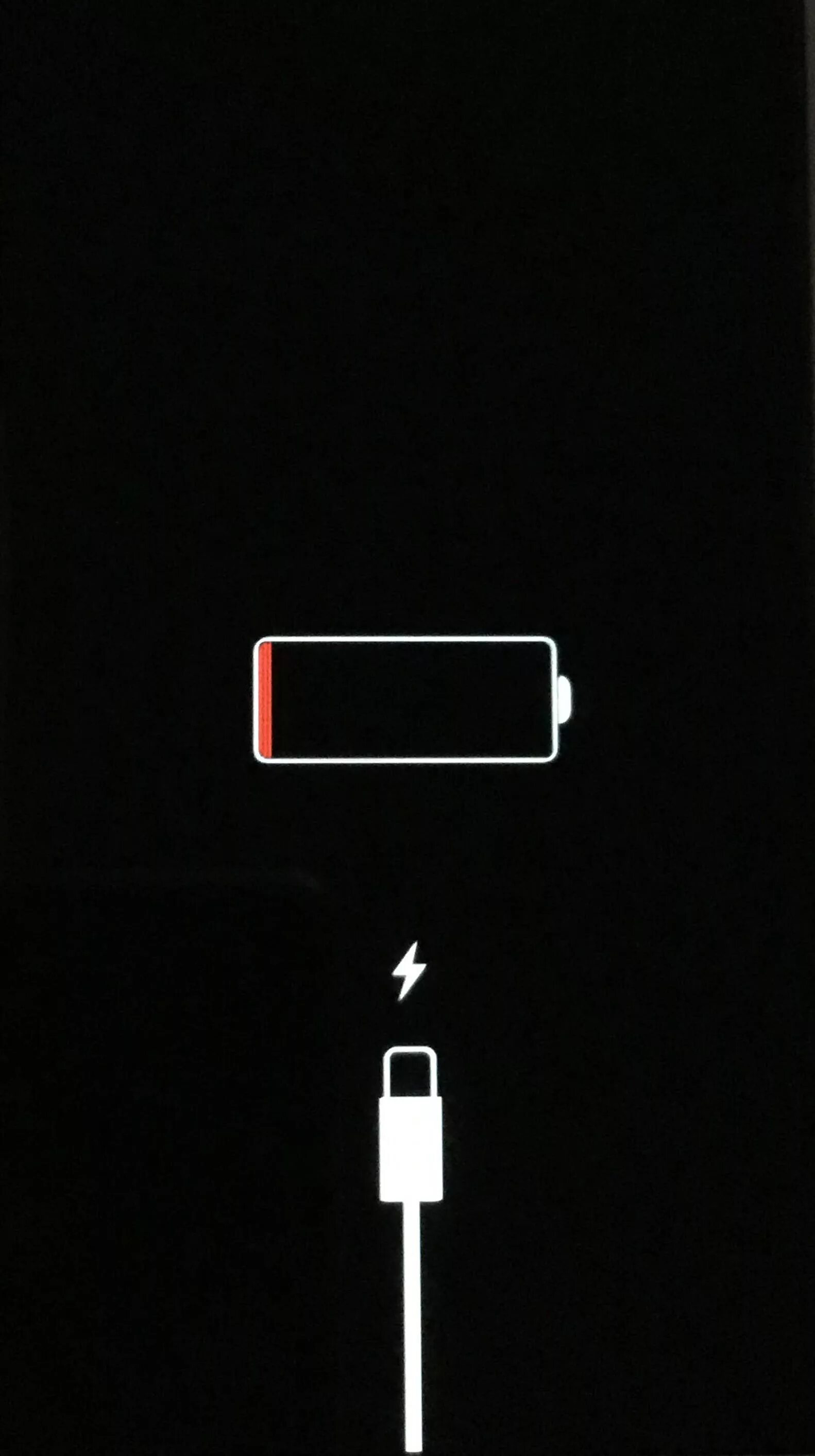 Разряженный айфон. Айфон мало зарядки. Экран зарядки айфона. Экран зарядки айфона. Батарея разряжена.