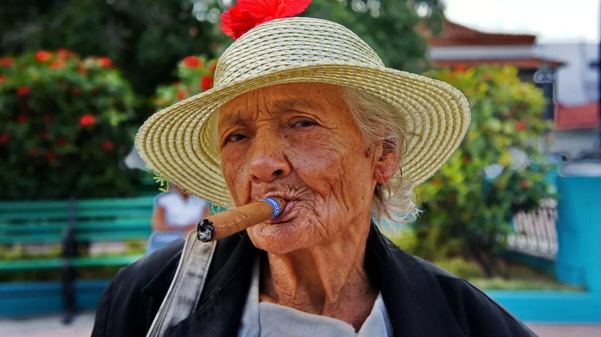 Шляпа старушки. Бабуля в шляпе. Бабушка в шляпке. Старушка в шляпе. Шляпки для пожилых женщин.