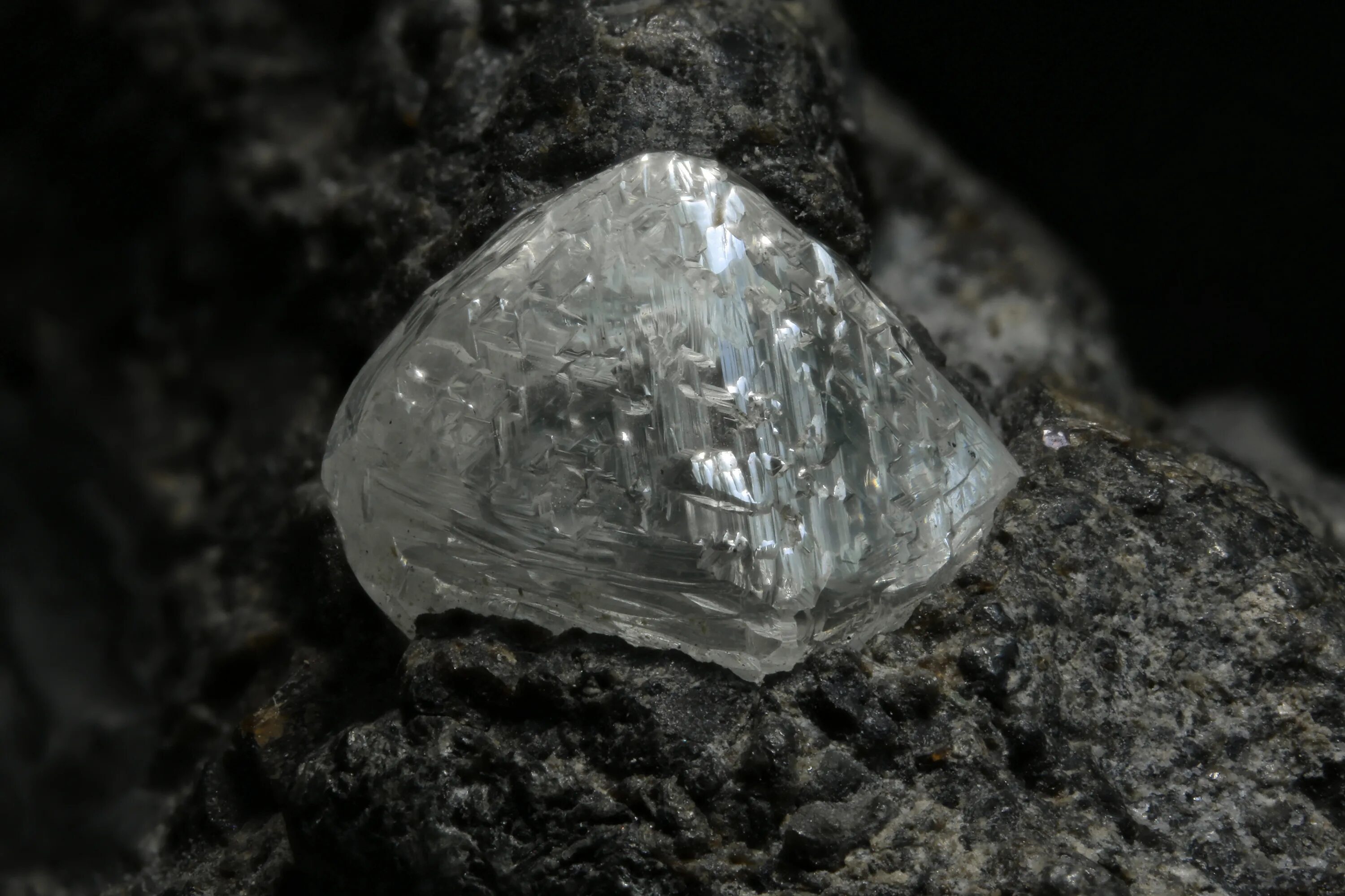 Алмаз какая порода. Камень самородок Алмаз. Самородок неограненный Алмаз. Алмаз минерал необработанный. Алмаз в природе неограненный.