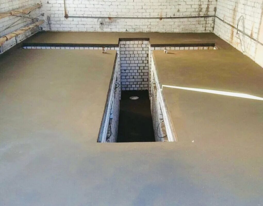 Бетонный пол в гараже. Бетонный пол в гараже. Бетонная стяжка в гараже. Как сделать стяжку в гараже. Как сделать стяжку в гараже.