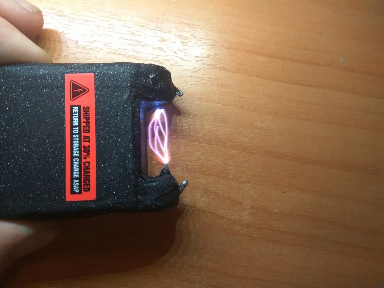 звук шокера. звук электрошока. ультразвуковой отпугиватель собак. электрошокер в руке. электрошокер taser xt800.