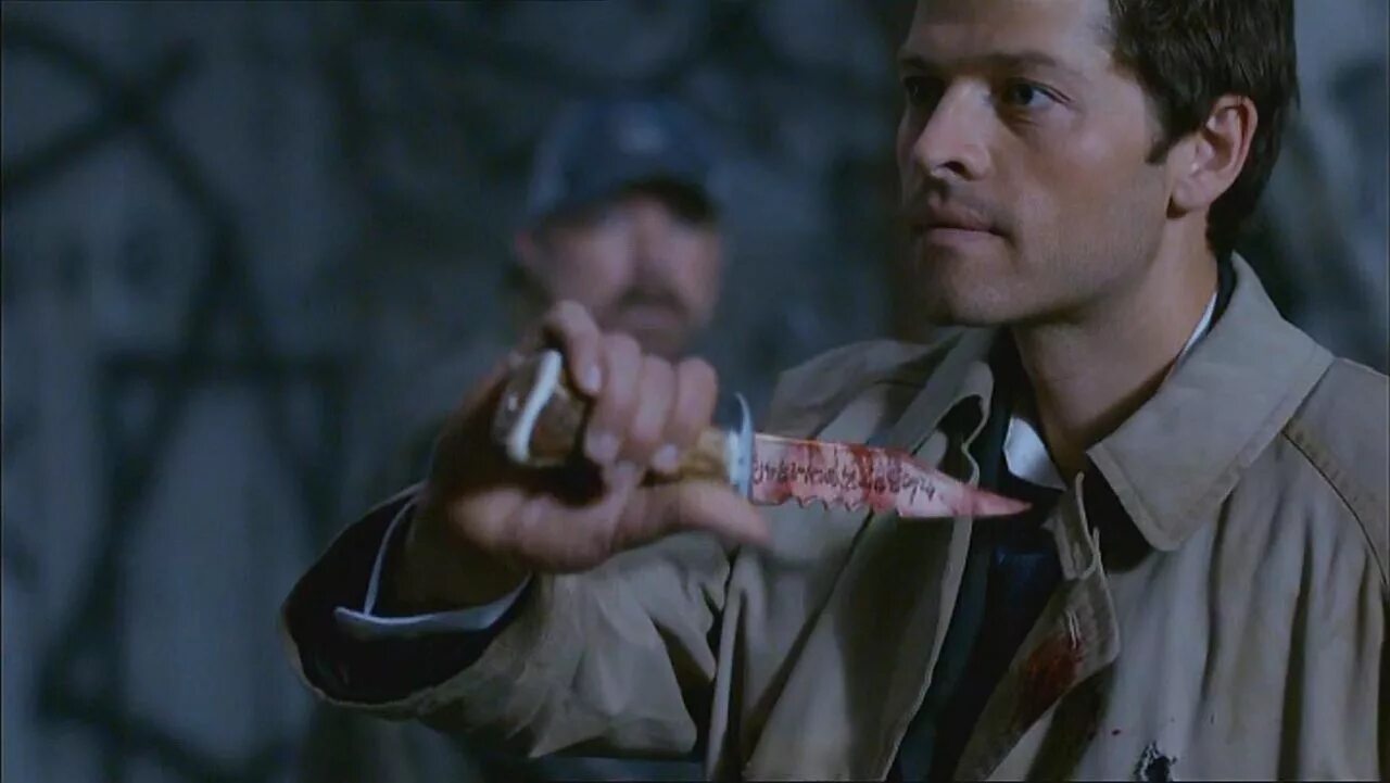 Сверхъестественное 4x01 кастиэль. Человек вынул нож слушать. Иван кучин человек в телогрейке. Джейсон стэтхэм с ножом. Достал нож режь.