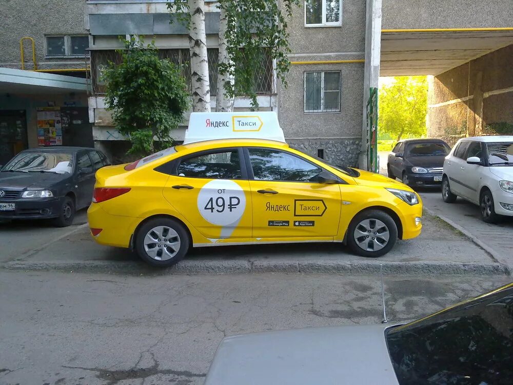 такси недалеко. машина "такси". минивэн яндекс такси. яндекс такси. яндекс таксист.