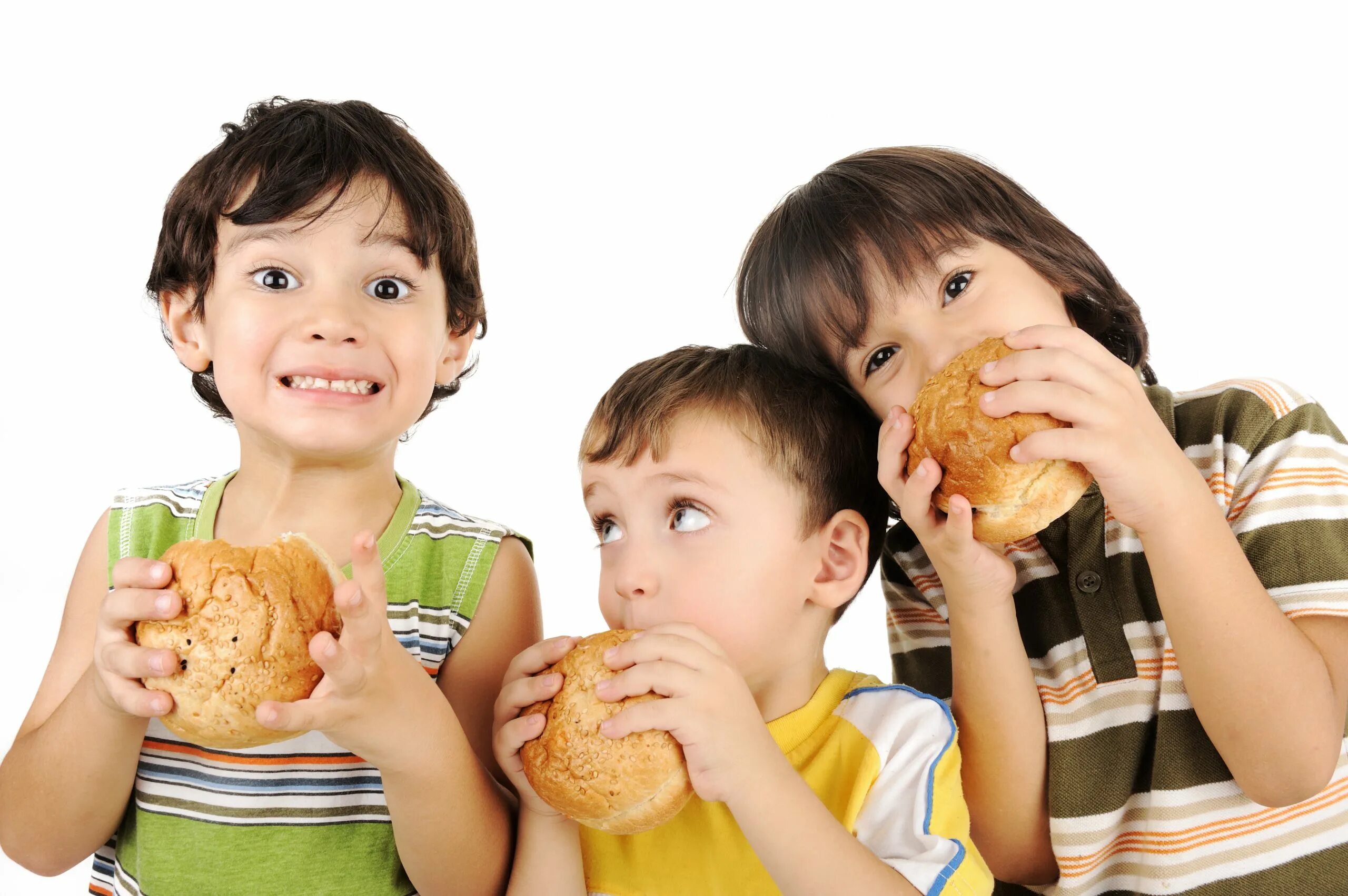 Люди едят детей. Еда для детей. Ребенок с булкой. Ребенок кушает. Ребенок с бургером.