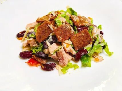 Салат с фасолью помидорами и сухариками