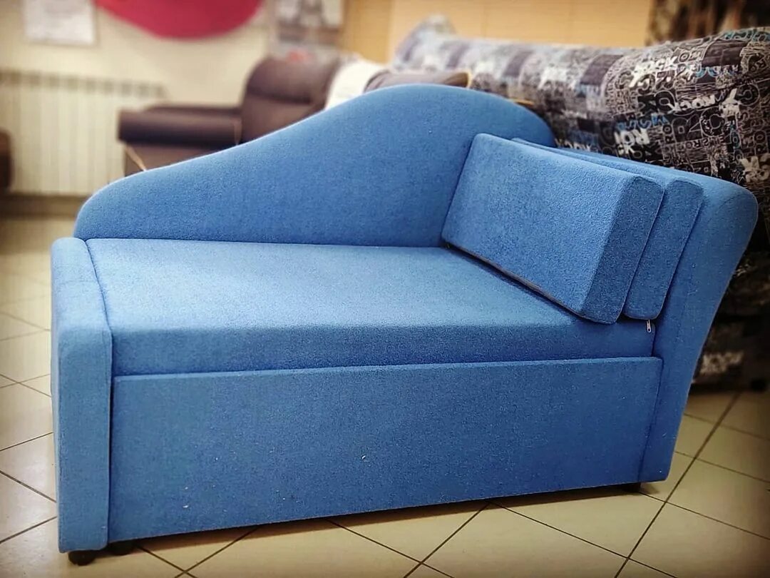 Sk design диван halston. Фабрика лина мебель. Маленький диван. Маленький диван кровать. Диваны для кальянных с подушками.