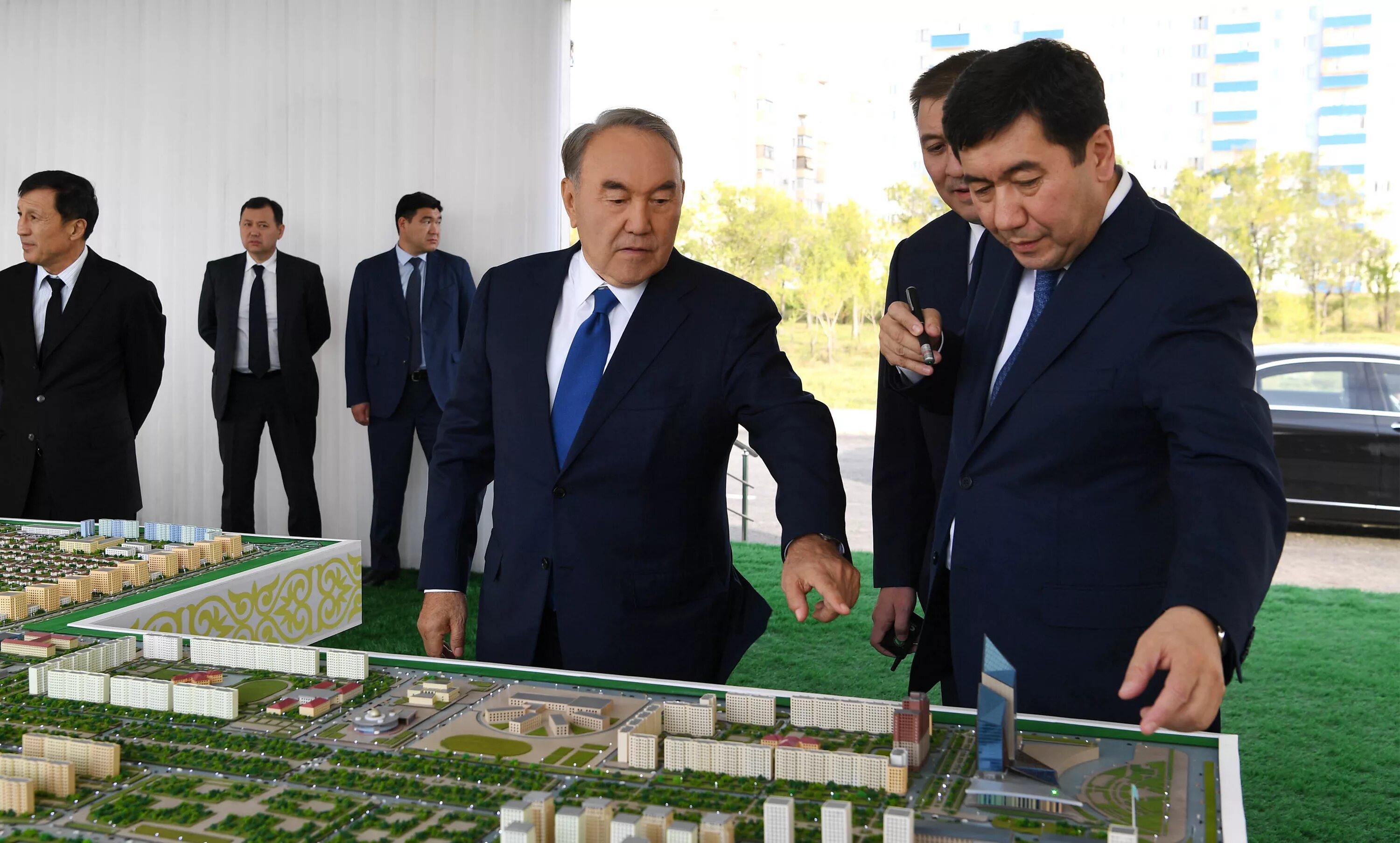 Назарбаев 2019. Нурсултан назарбаев. Лидер казахстана. Орта бизнес. Назарбаев в магазине.