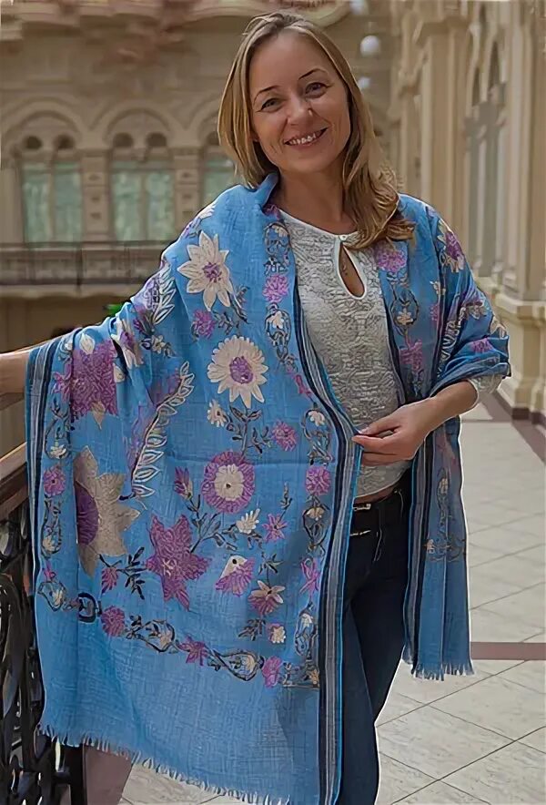 Шаль накидка снежная королева. Ажурная шаль. Шаль с кистями. Шаль арабелла. Шаль арабелла.