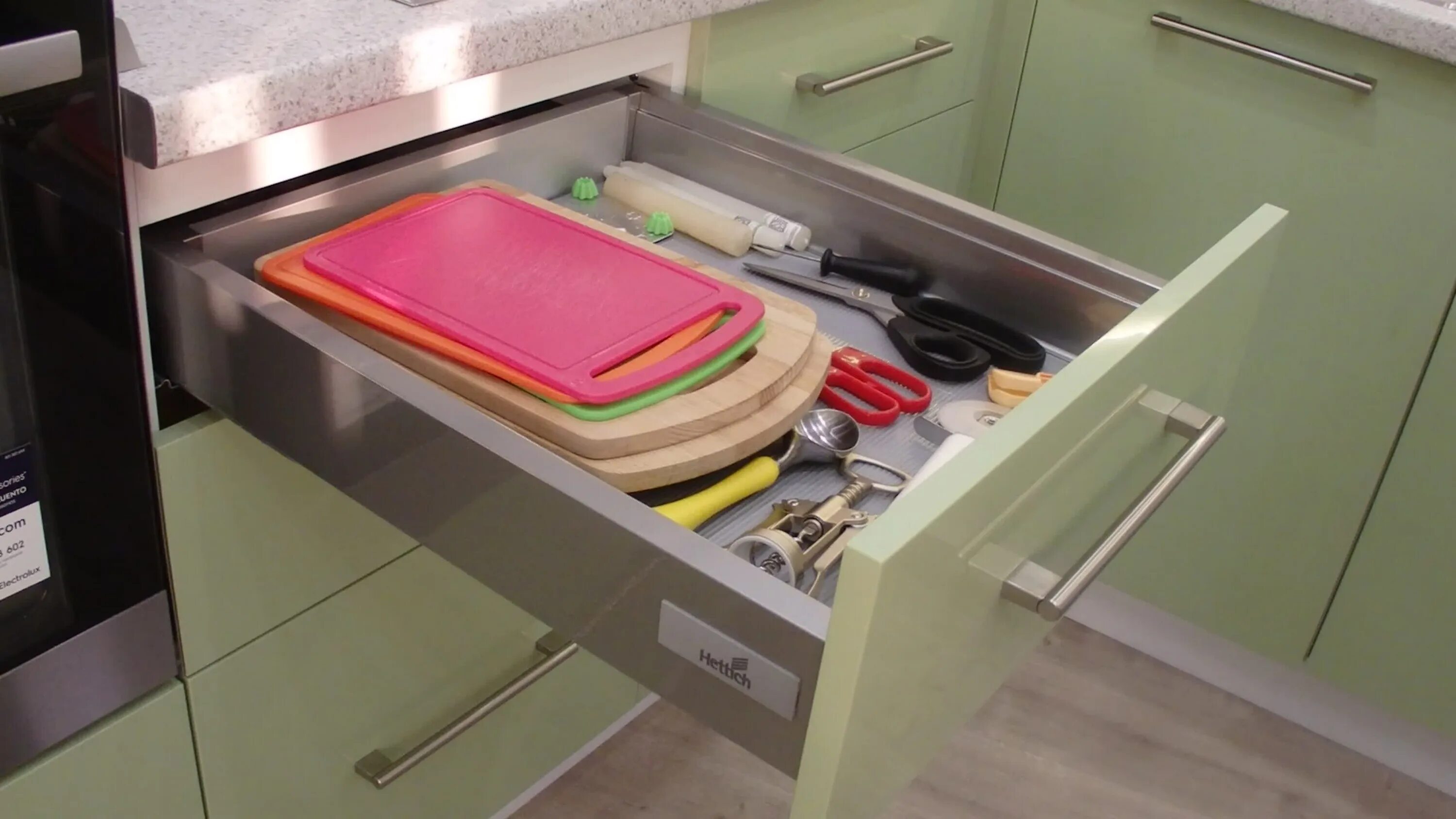Как вытащить ящик из тумбы. Innotech atira. ящик для кухни выдвижной hettich с доводчиком. выдвижной ящик hettich innotech atira 70 мм. ящик innotech atira с доводчиком, hettich.