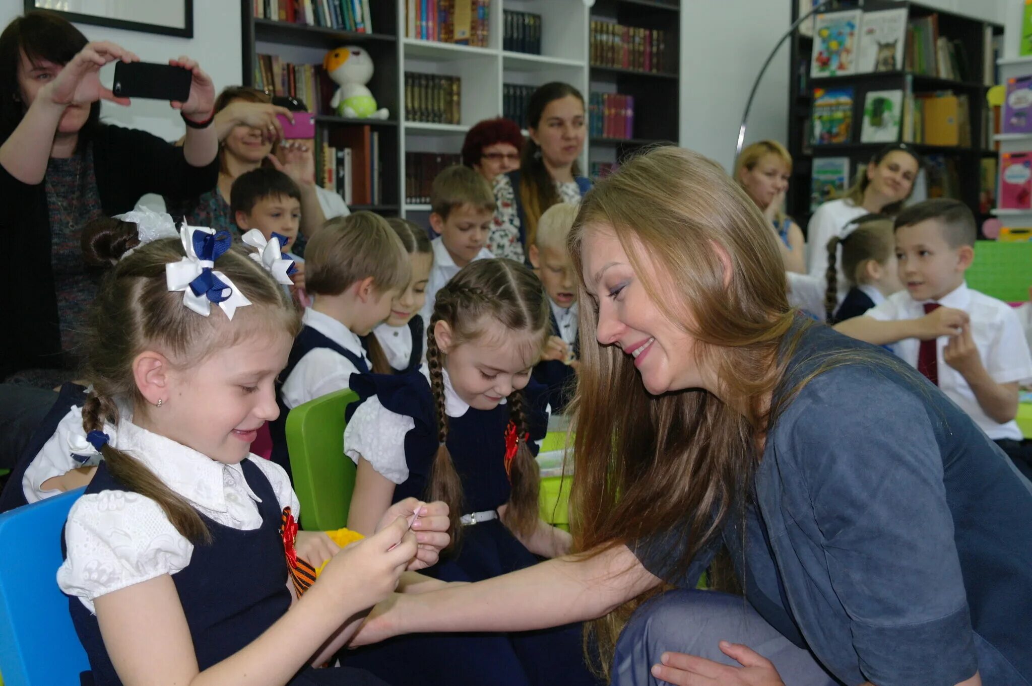 Библиотеке исполнился год. Астраханская областная детская библиотека. Детский Астраханский писатель. Творческая встреча с маленькими детьми.