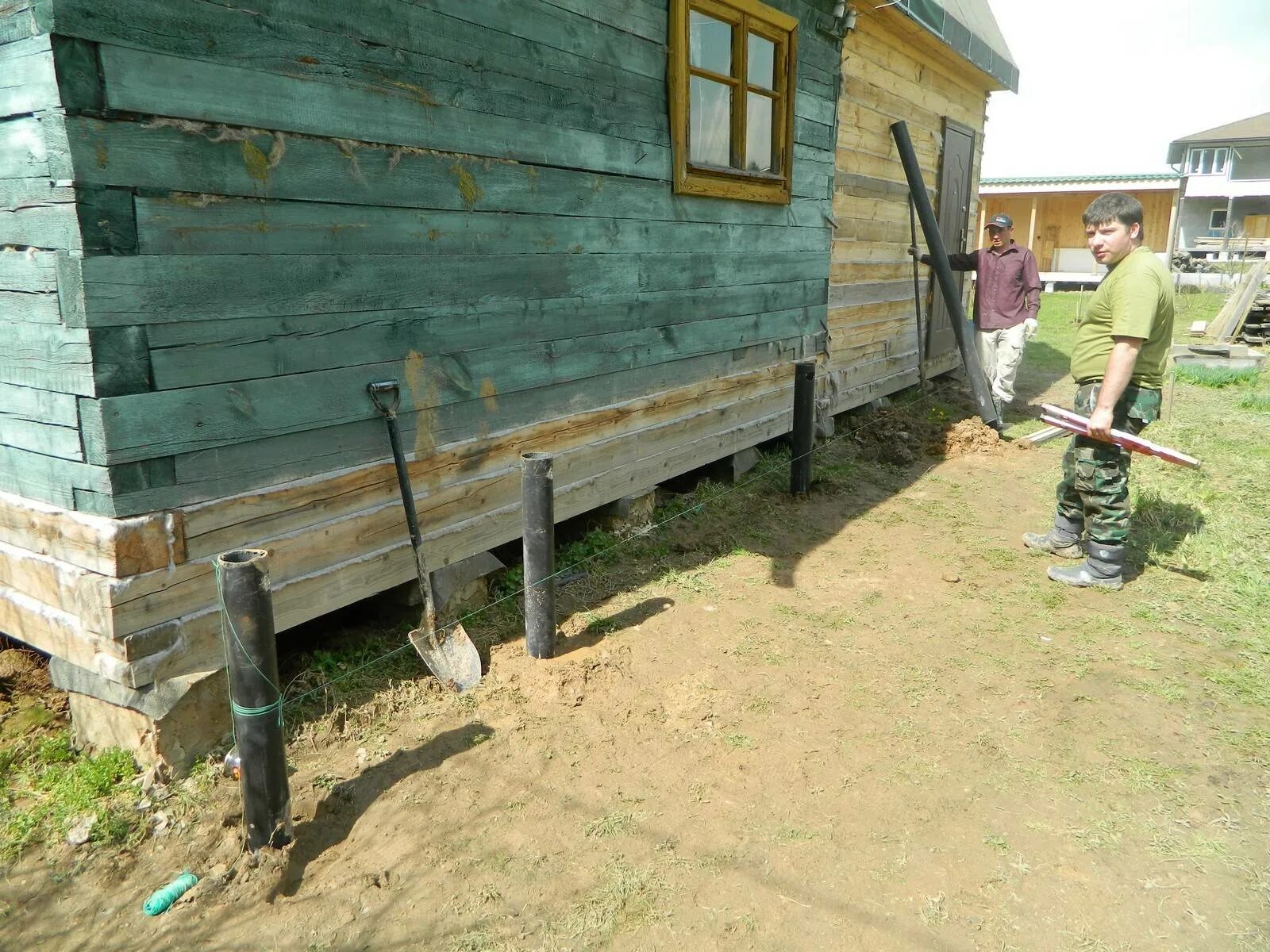 Старый фундамент. Фундамент старого деревянного дома. Поднять фундамент деревянного дома. Фундамент старых деревянных домов. Поднять дом на домкратах цена