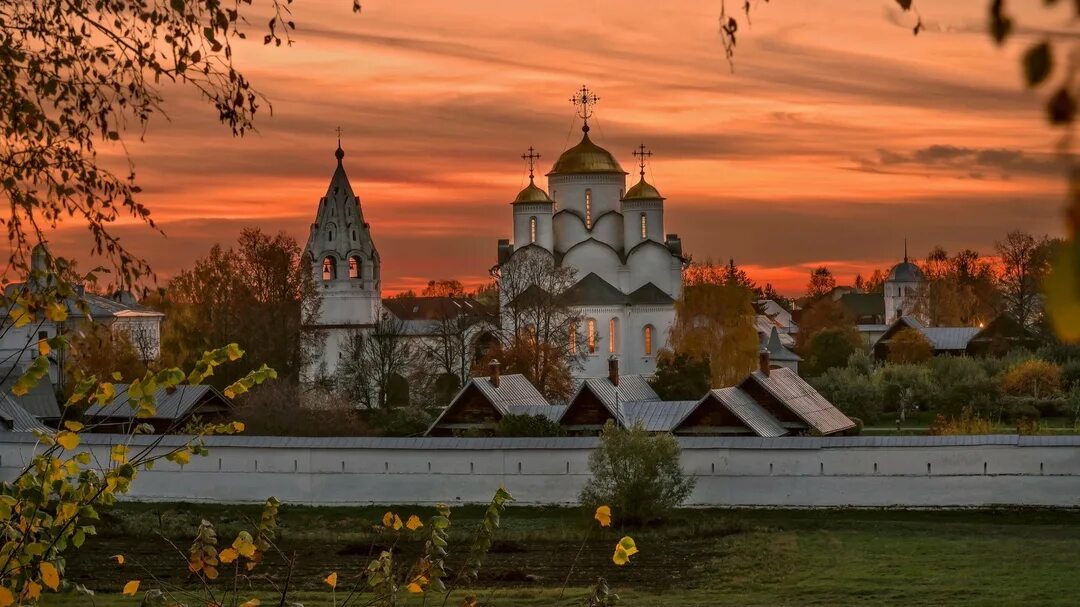 Суздаль церкви пейзажи. Суздаль золотое кольцо. Словно в мае суздаль. Суздаль кремль панорама. Река каменка суздаль.