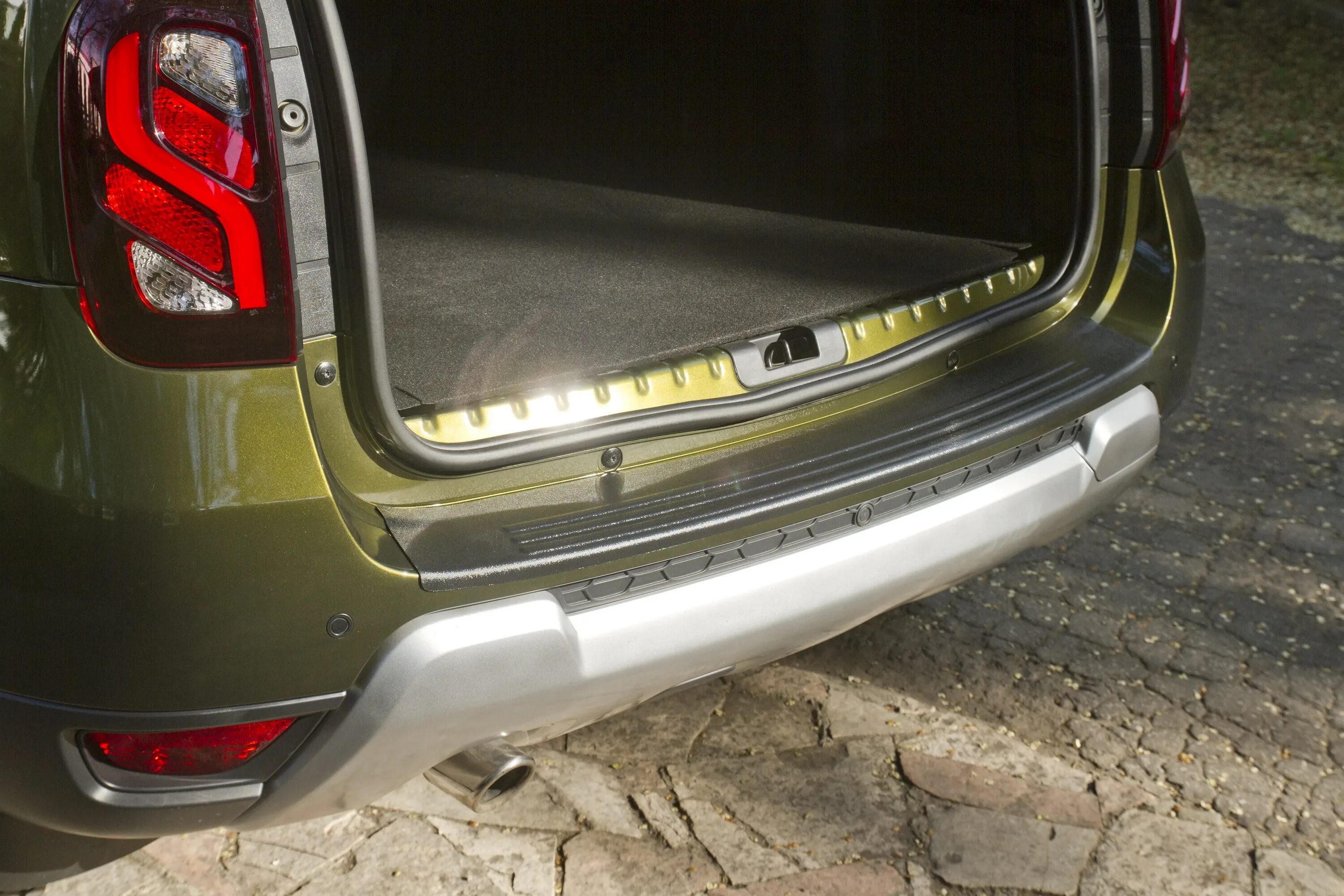 Накладка заднего бампера рено дастер 2015. Накладка на задний бампер рено дастер. Защита заднего бампера рено дастер 2015. Задняя накладка рено дастер. Накладка заднего бампера рено дастер 2015.