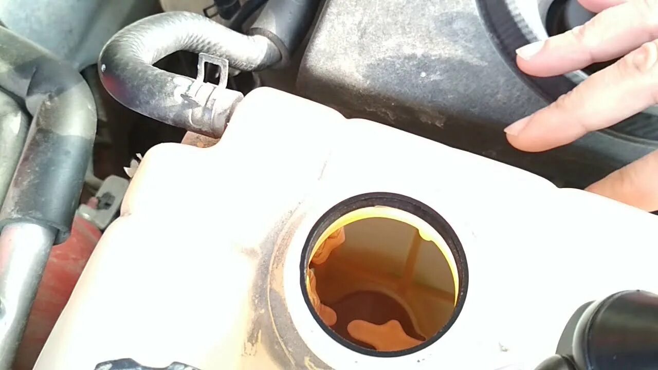 Как проверить газы в расширительном бачке. Пузырьки в расширительном бачке. бурлит в расширительном бачке. пузыри в расширительном бачке. пузырьки в расширительном бачке на горячую.
