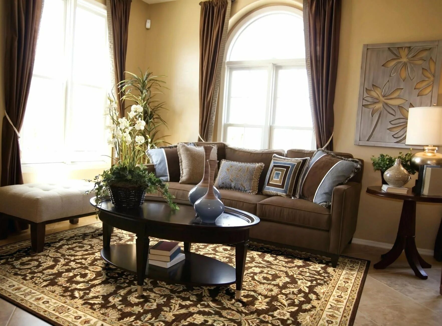 Обои коричневому дивану. Коричневый интерьер. Коричневая гостиная. Поричневыы диван и шторы. Коричневый диван в интерьере гостиной.