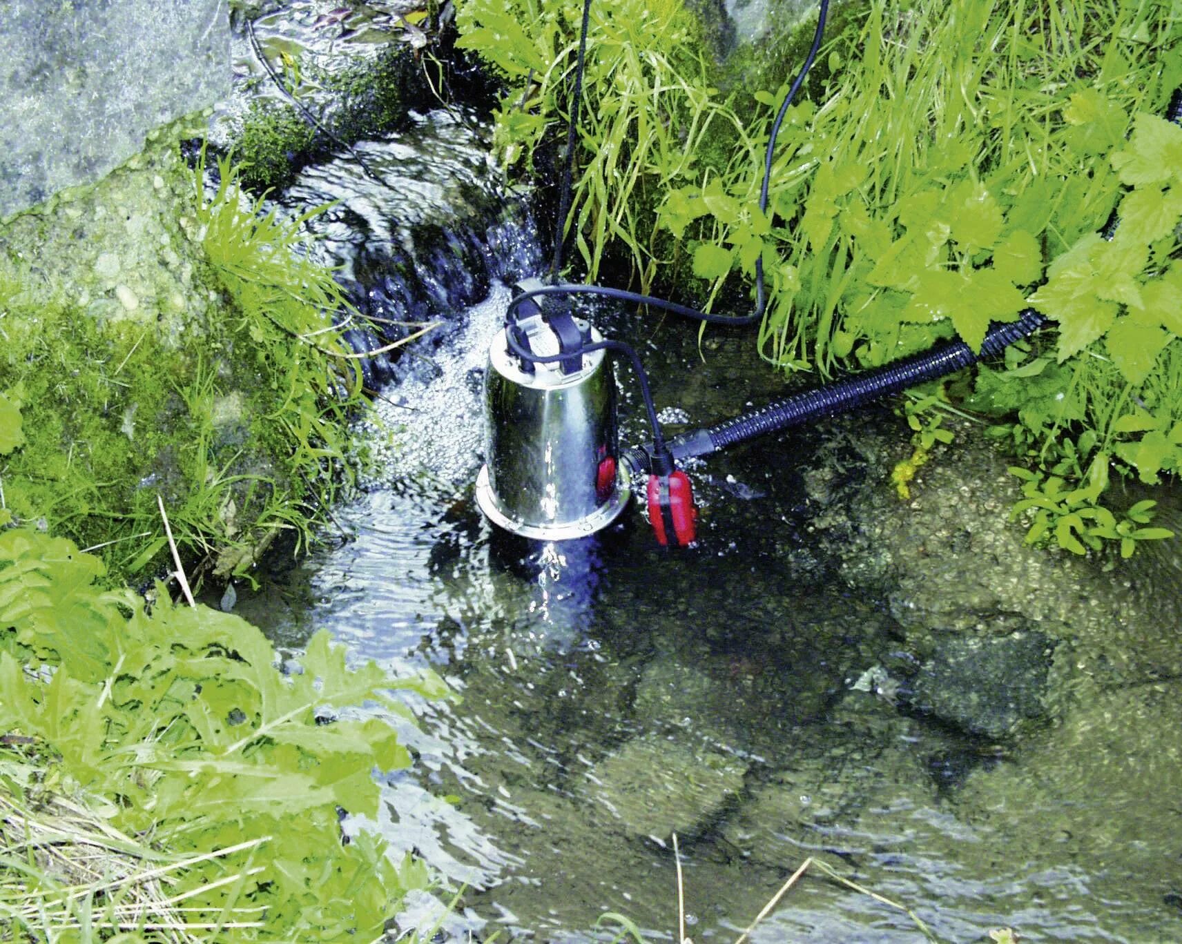 Забор воды водопровод. Забор воды из ручья насосом. Дачный водопровод. Насос для воды из реки. Насос для забора воды из реки.