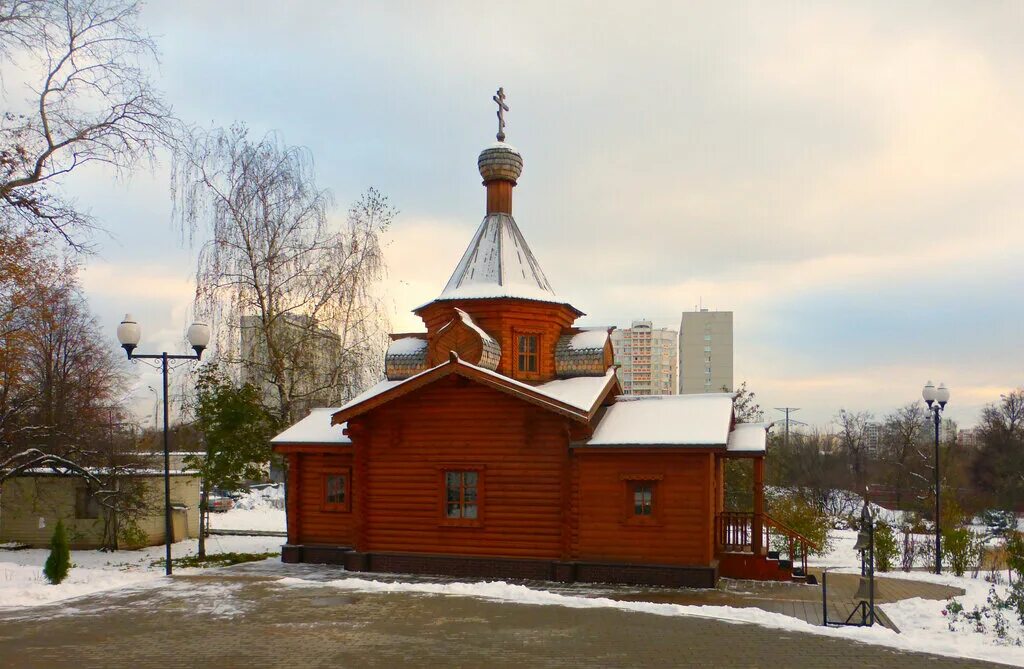 Приход святителя. Церковь Святого Ермогена. Храм Можайское шоссе. Храм Ермогена в Зюзино. Храм святителей московских.