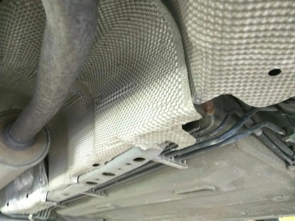 Термоэкран глушителя. Форд мондео 4 теплозащита глушителя. тепловой экран глушителя форд фокус 2. терм экран глушителя ford focus 3. термозащита глушителя форд фокус 2.