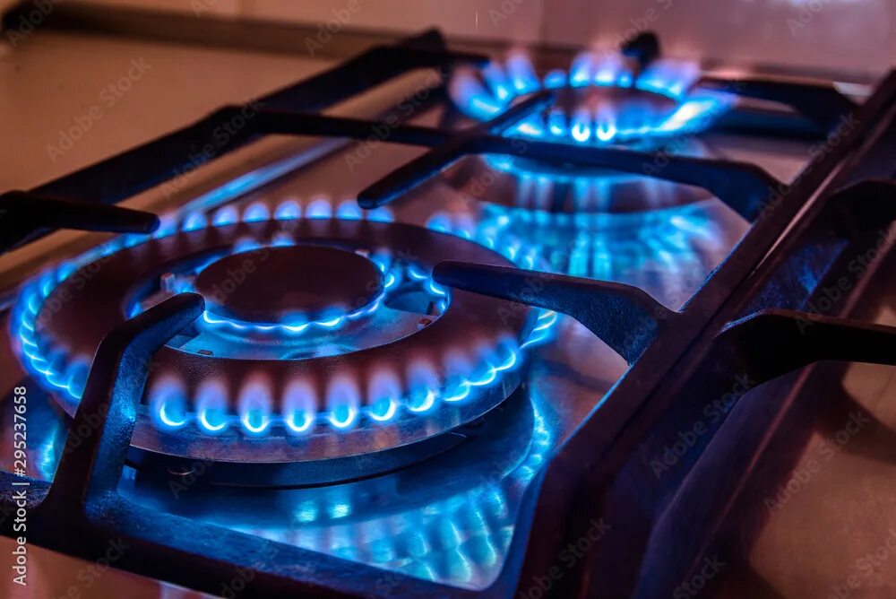 На кухне горит газ. Газовая плита газ. газ горит. газ горит горелка. горячая газовая конфорка.