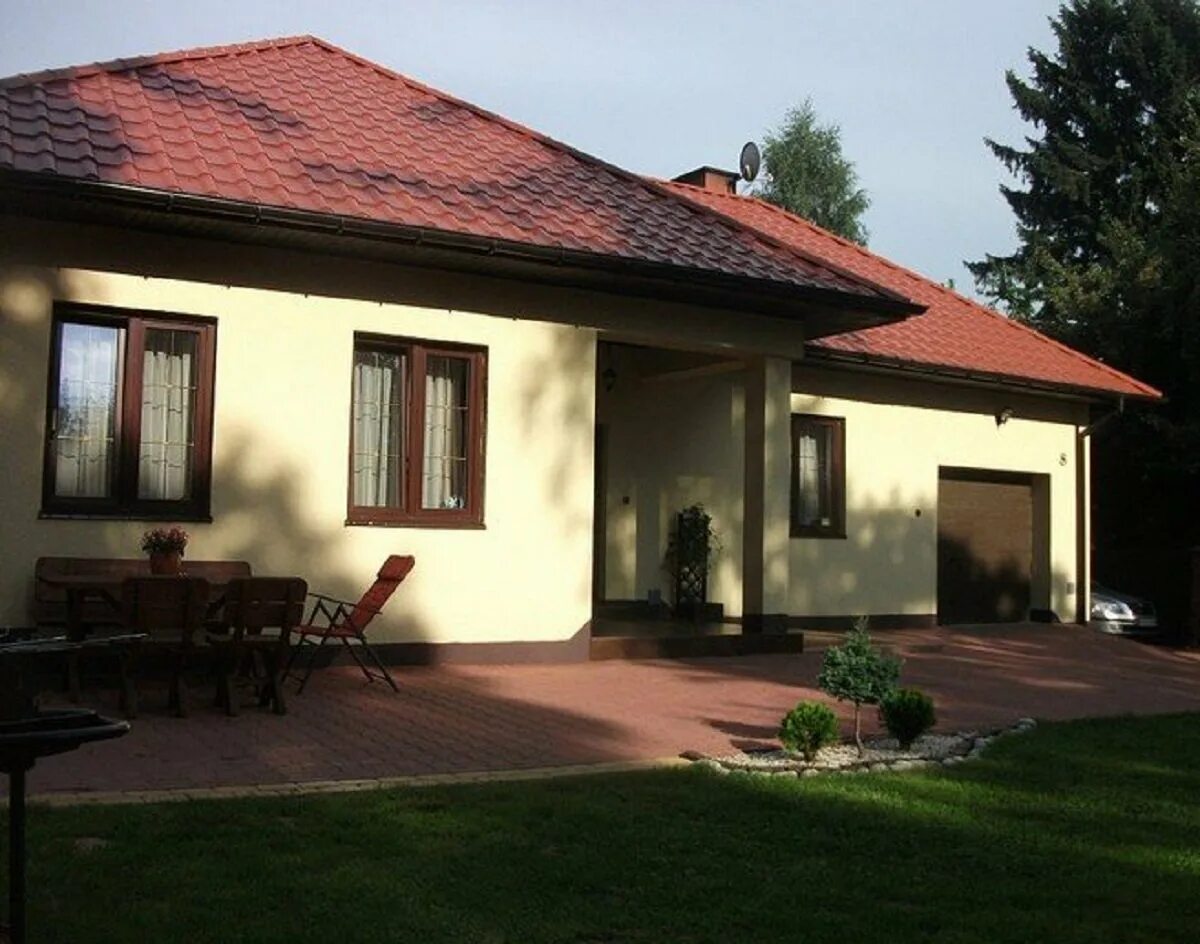 Отделка одноэтажных домов фото. Фасад короед одноэтажный дом. одноэтажный оштукатуренный дом. одноэтажный дом отделка. одноэтажный дом отделка фасада.