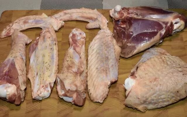 Филе бедра индейки. Индейка кусочками в духовке. Кусочки индюшки в духовке. Филе бедра индейки в духовке с картошкой. Запеченное филе бедра индейки в духовке.