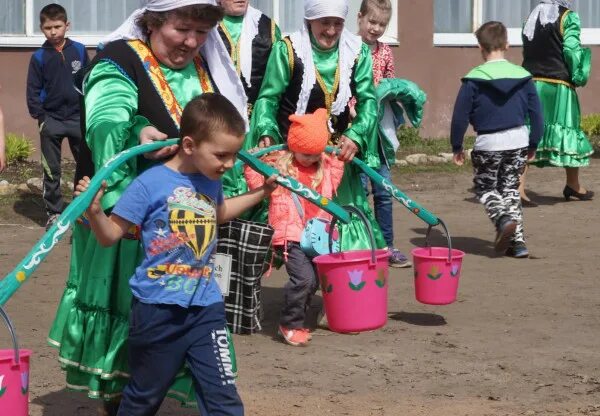 Село Кама Камбарского района Сабантуй. Праздник "проводы льда" у сибирских татар. Весенний праздник каши у татар. Татарский праздник журналист фото.