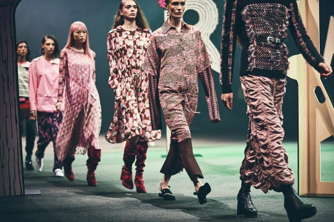 Индустрия одежды. Модный показ. Коллекция карл лагерфельд весна лето 2021. Модный показ. Тенденции в индустрии моды.