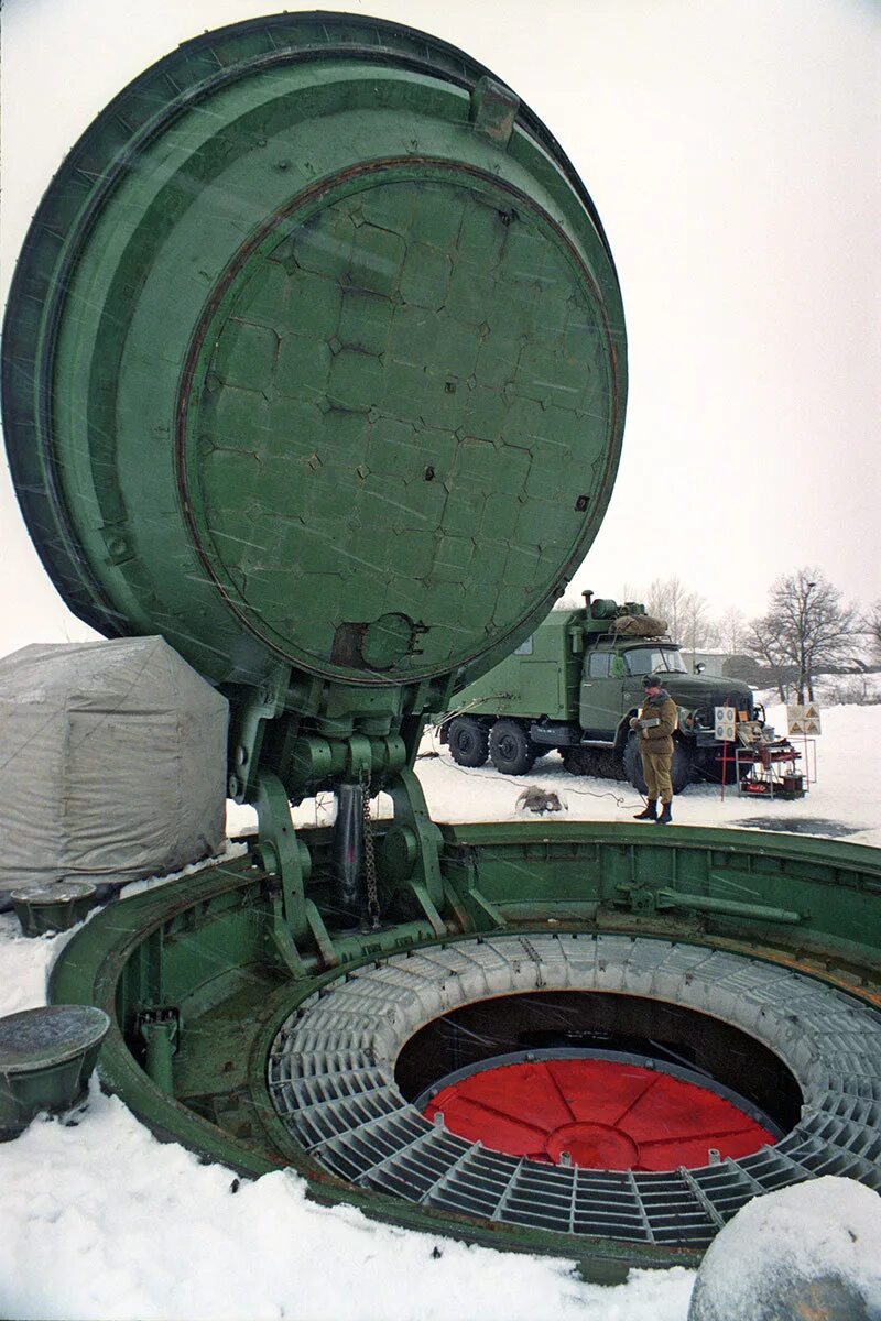 Шахта люка. Ур-100н баллистическая ракета. Шпу ракеты ур-100. Ракета шахтного базирования ур-100. МБР шахтного базирования ур-100н УТТХ.