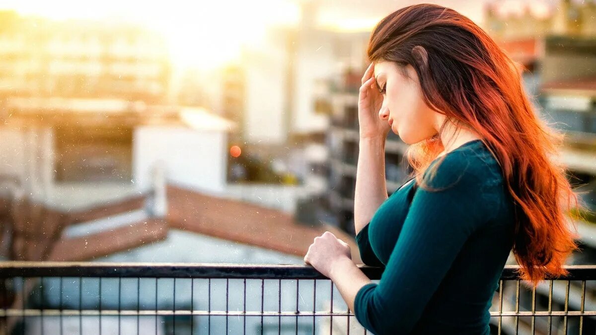 Грустная женщина. Умная женщина редко бывает счастливой стих. Это одиночество. Одинокая девушка. Девушки часто одиноки.