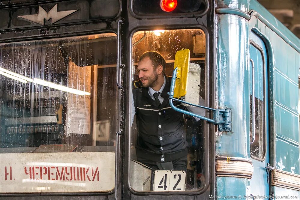 Мытье вагонов. Мойка вагонов метро. Метро моется. Последний вагон метро. Как моют поезда в метро.