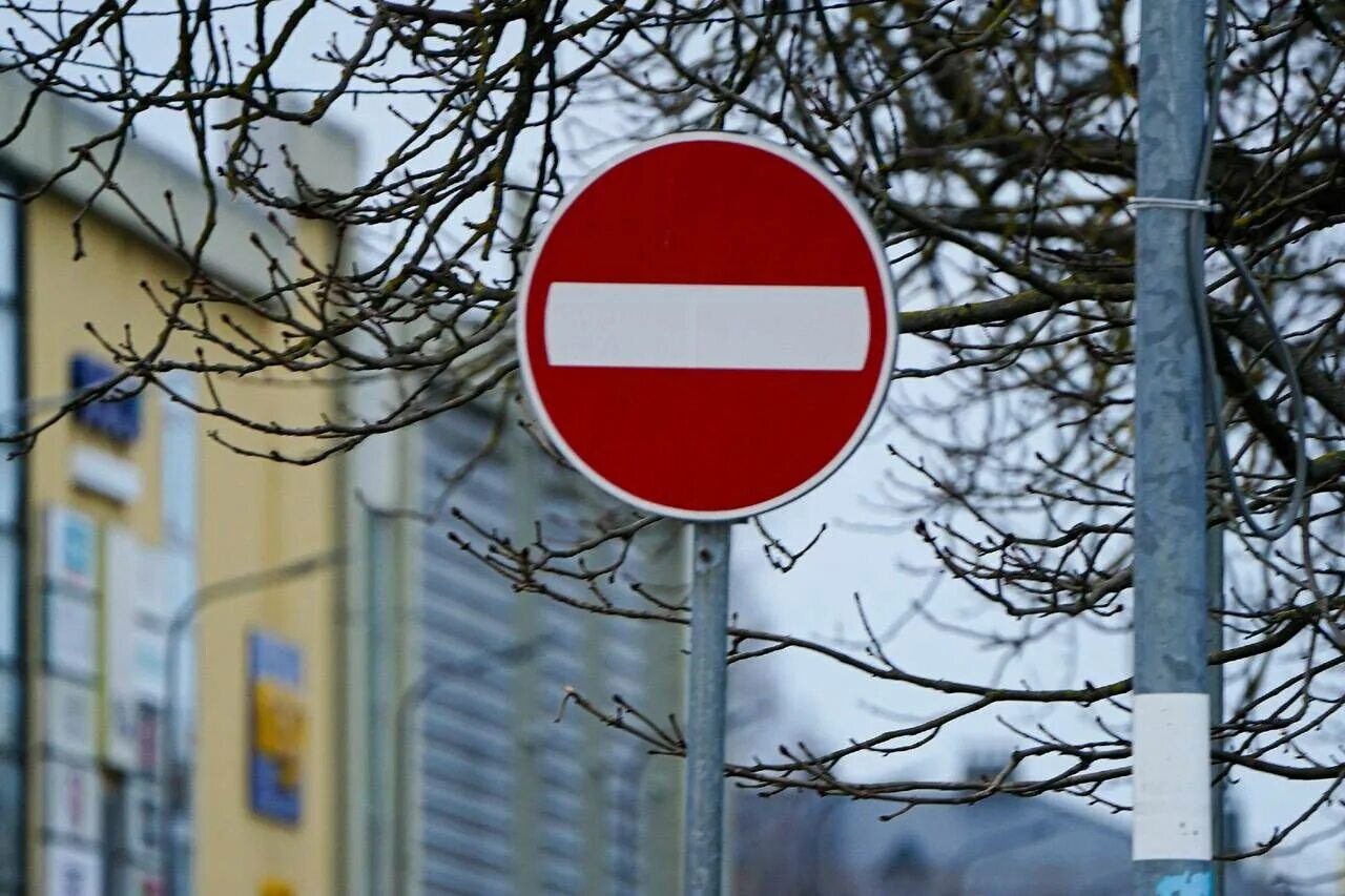 Ограничение движения 10 апреля. Ограничение движения. ограничение движения транспорта. ограничено движение. временное ограничение движения транспортных средств.