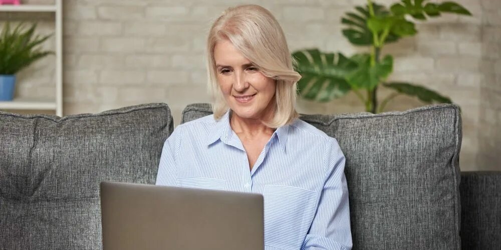 Работа для женщин после 50 в минске. Женщина 50 лет с ноутбуком. Фото женщины 50 лет с ноутбуком. Работа для женщин после 50. Фото женщины 50 лет с ноутбуком в кафе.