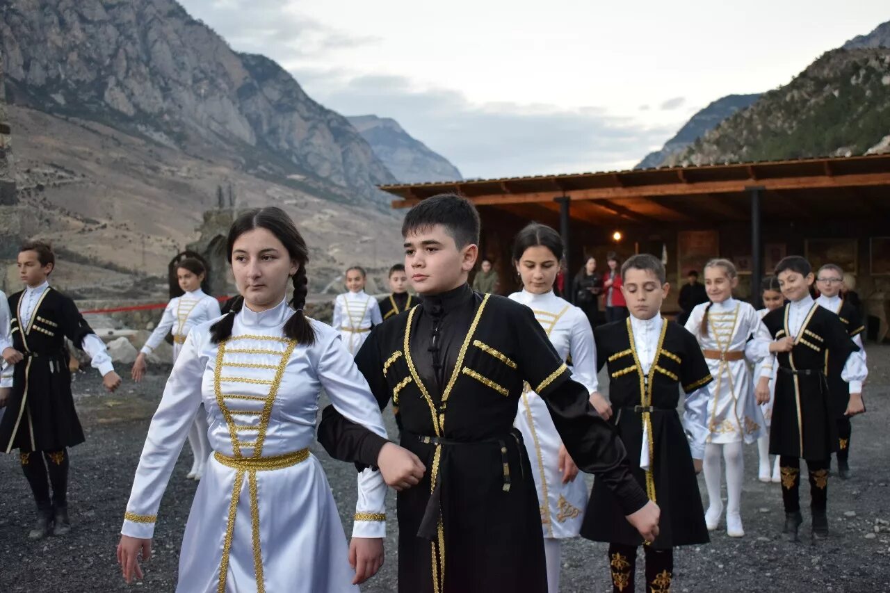 Северная Осетия осетины. Северная Осетия Алания национальный костюм. Алания Северная Осетия нац костюмы. Южная Осетия Владикавказ. Осетины самые