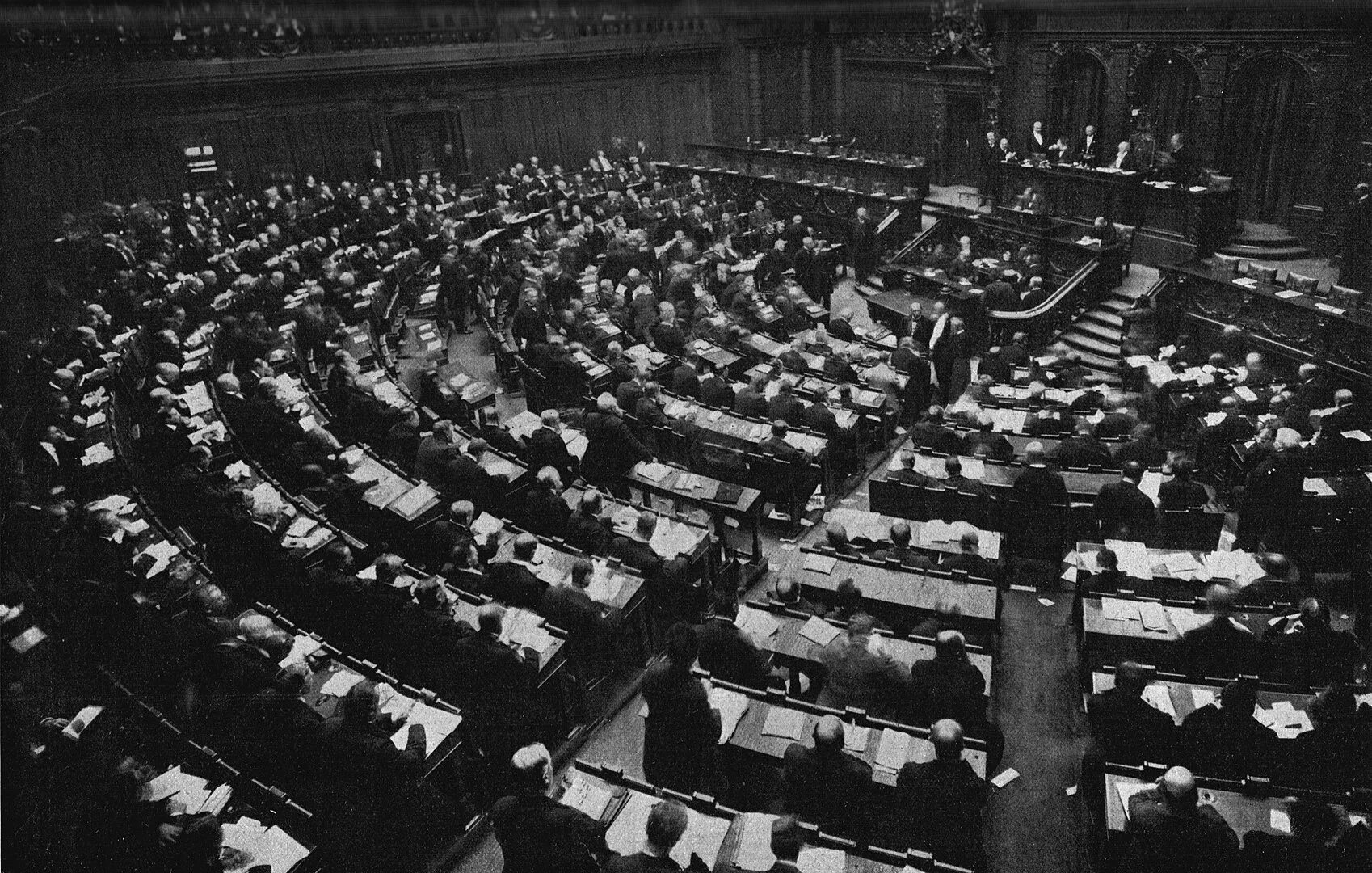Парламент в рейхстаге 9. Рейхстаг веймарской республики. парламент германии 1918. германия 1918 рейхстаг. рейхстаг 1928.
