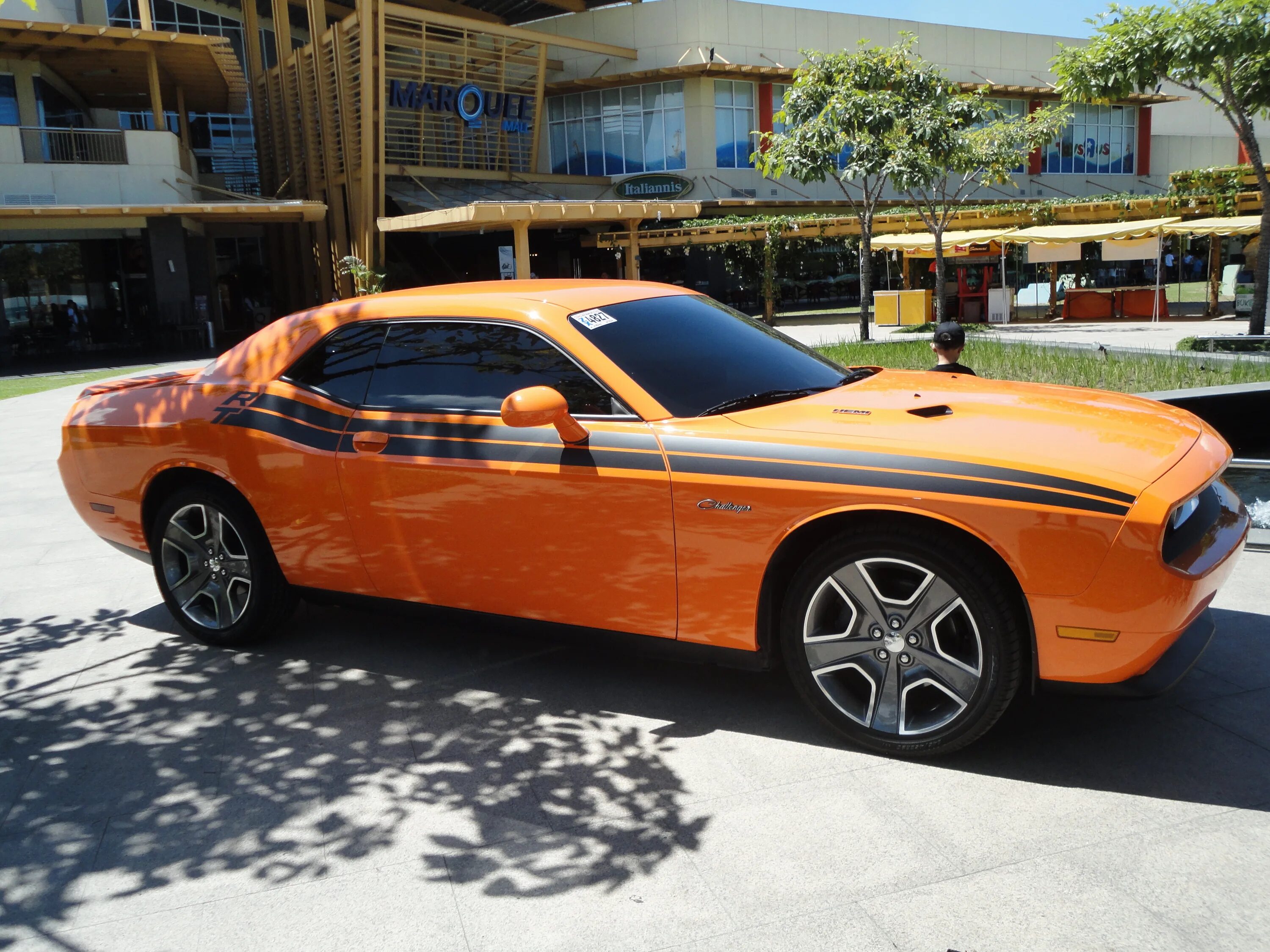 Включи оранжевый автомобиль. Додж Челленджер оранжевый. Оранжевый Додж машина. Оранжевая американская машина. Оранжевый цвет авто.