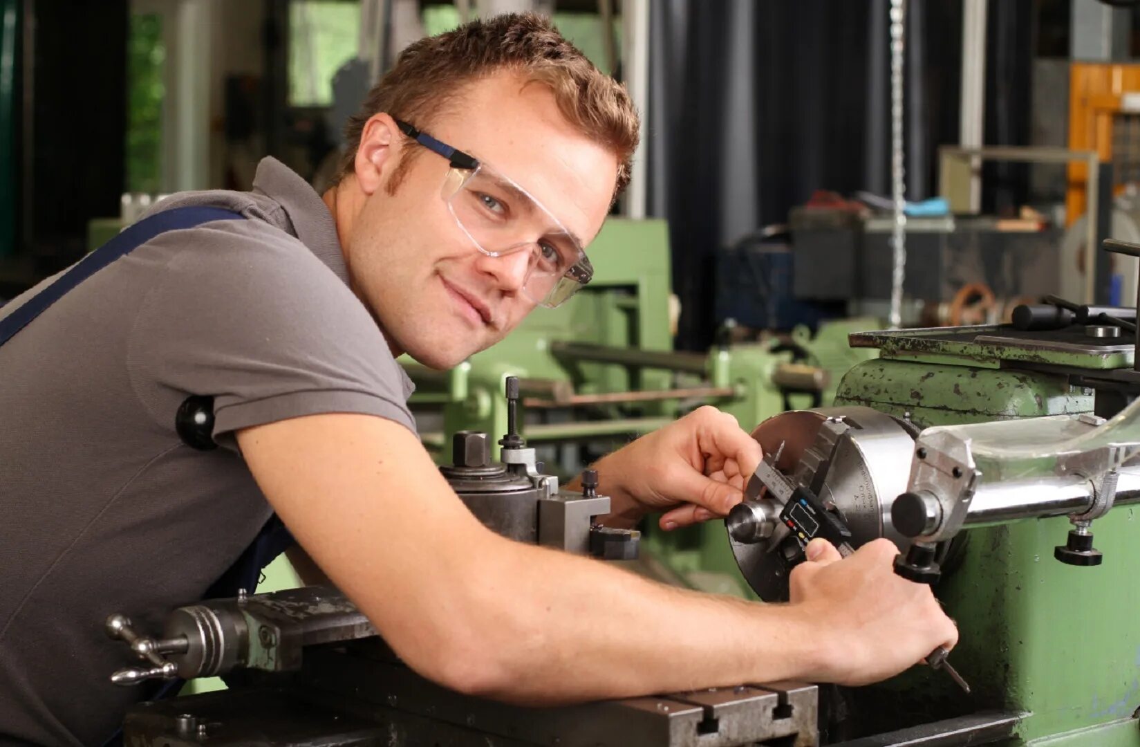 станочник фрезеровщик. сверловщик фрезеровщик. токарь фрезеровщик. рабочие профессии. фрезеровщик.