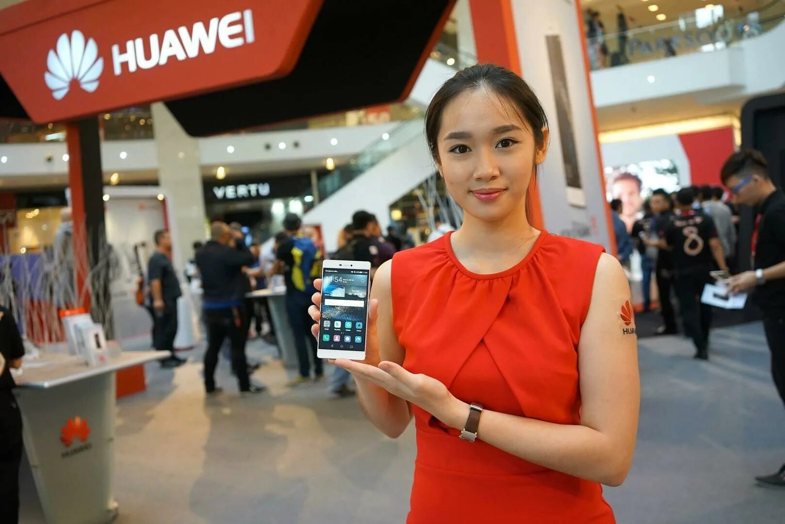 Хуавей здание в китае. Huawei store. Хуавей китай. Сотрудники huawei. Huawei store.