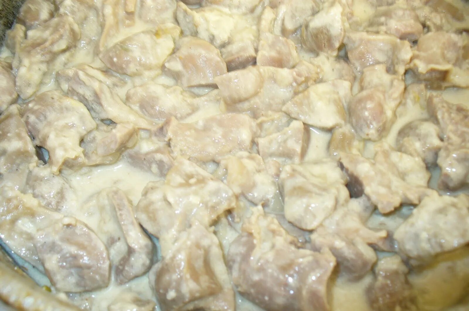 Как приготовить пупки куриные быстро. Куриные желудки неочищенные. куриные желудочки и пупочки. куриные желудки в сметане на сковороде. желудки куриные тушеные в сметане.
