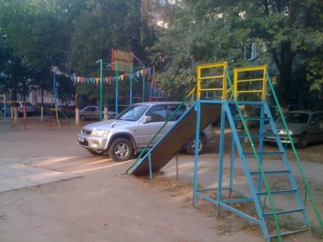 Парковка на детской площадке. Парковка во дворе. Машины припаркованы на детских площадках. Машина во дворе. Автомобилист в машине.