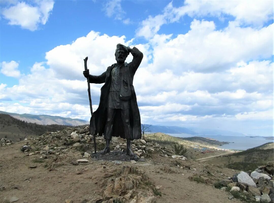 памятник страннику байкал. памятник страннику байкал. памятник байкалу. памятник бродяге ольхон. памятник байкалу.